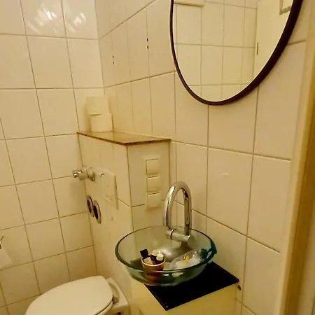 Mitten In Alt-seckbach Apartment